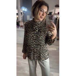 Blusa plisada animal print...