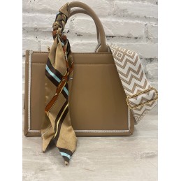 Bolso color camel con asa...