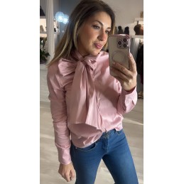 Camisa rosa con lazo