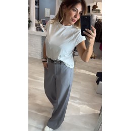 Pantalón gris con cinturón...